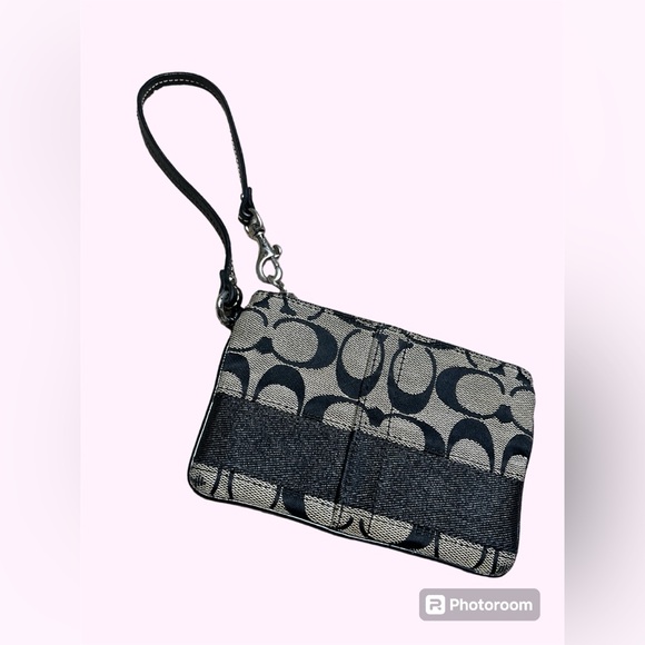 LOW START Coach  Authentic Signature C Legacy Stripe Wristlet🔥 With dust bag! - Picture 2 of 9
